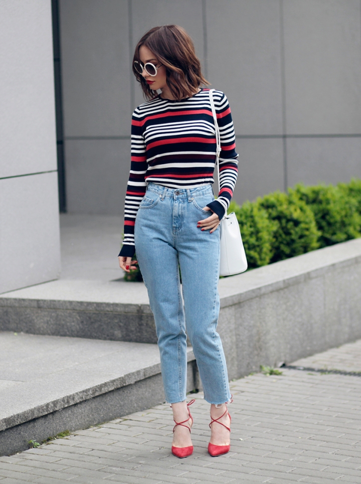 Sonya-Karamazova-moms-jeans-polosaty-top-modnie-trendy